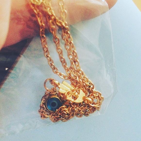 ✨'Luck and Chance' Hamsa hand layered necklace ✨ - Picture 2 of 3